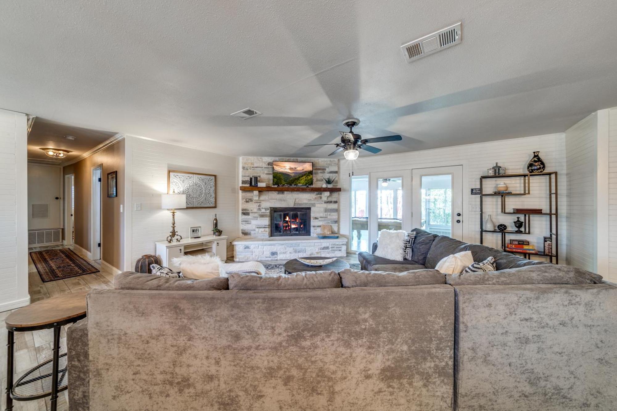 Charming Pet Friendly 4 Bdrm Home Mins To Main St And Wineries เฟรเดอริกส์เบิร์ก ภายนอก รูปภาพ